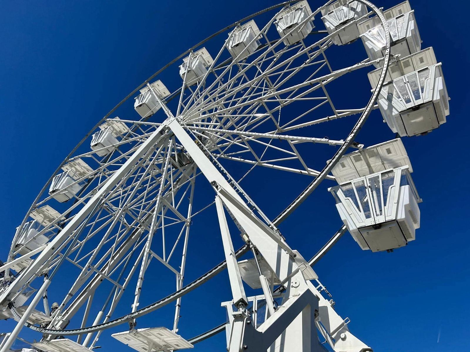 La grande roue Panorama 22 de 22 mètres installée en plein jour sur une fête locale